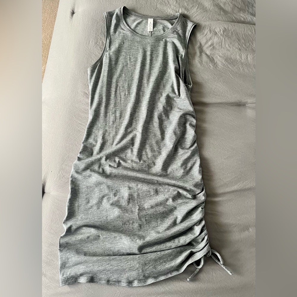 Lululemon dress pre own on excelente condition no stains no peeling no pets